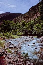 Image du Maroc Professionnelle de  La vallée de l'Ourika au milieu la rivière du même nom qui alimente l'oued Tensift, Dimanche 21 Décembre 1986. (Photo / Abdeljalil Bounhar)